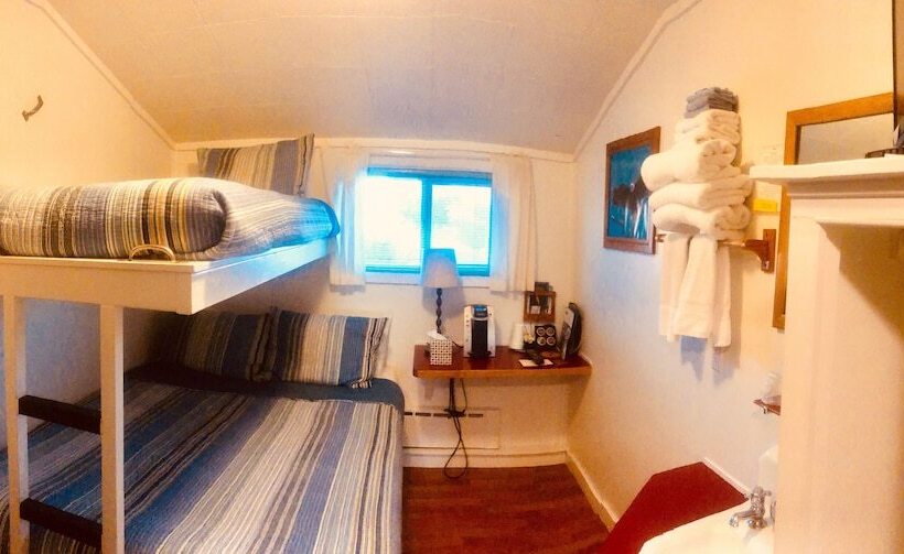 标准间, Driftwood Inn