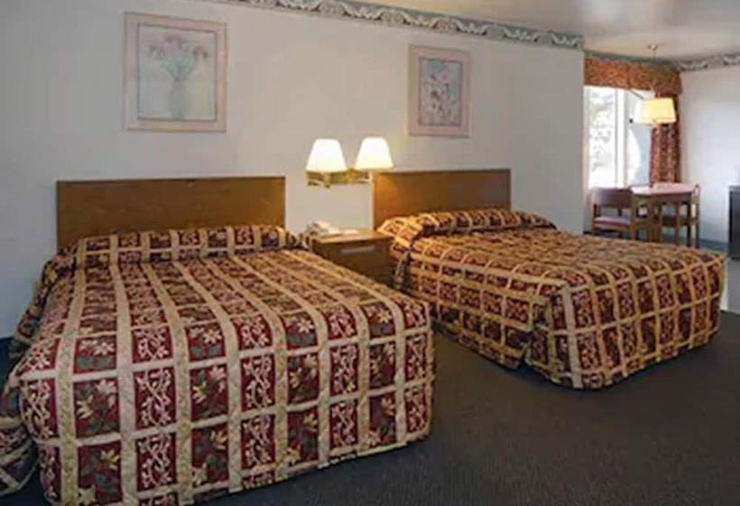 Номер Стандарт 2 Двуспальные Кровати, Monterey Fairgrounds Inn