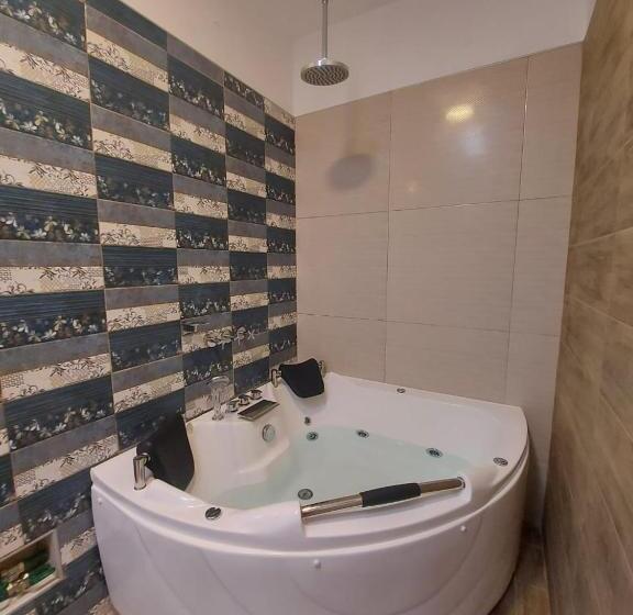 اتاق سوپریور با تخت بزرگ, Hostal Atenea