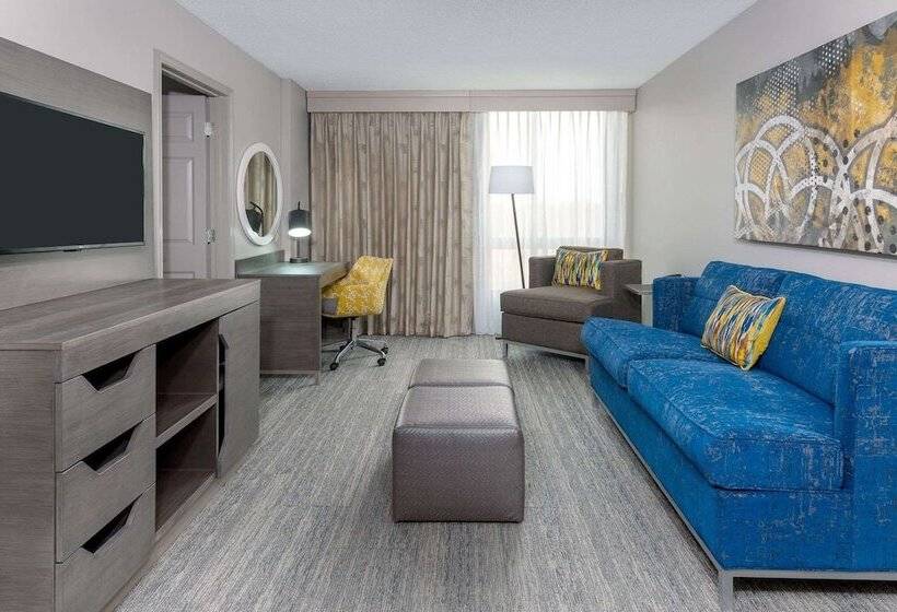 Люкс, Hampton Inn & Suites Kansas City Country Club Plaza