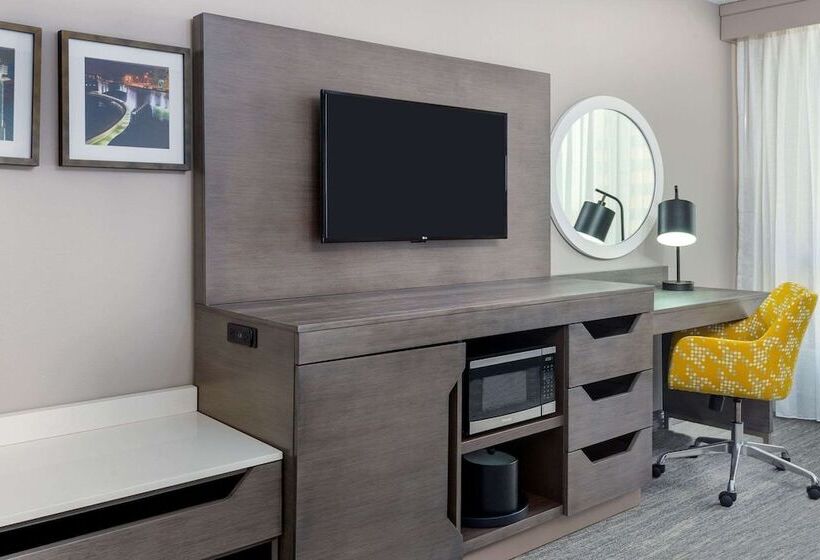 Люкс, Hampton Inn & Suites Kansas City Country Club Plaza
