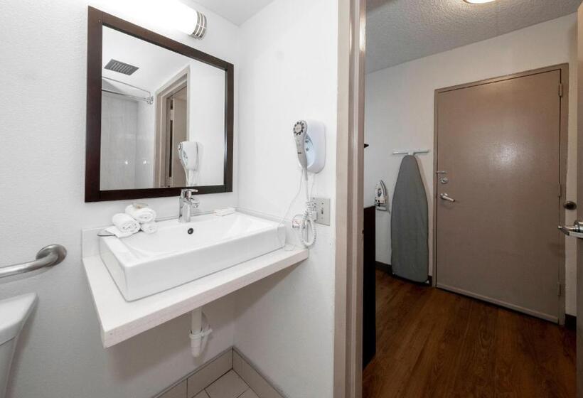 장애인용 디럭스룸, Red Roof Inn Plus Newark Liberty Airport   Carteret