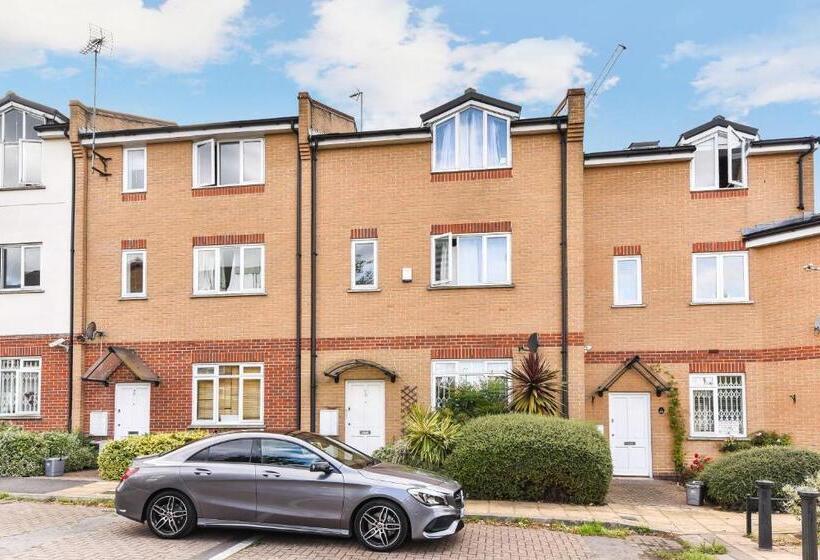 Семейный Номер, Thames View House
