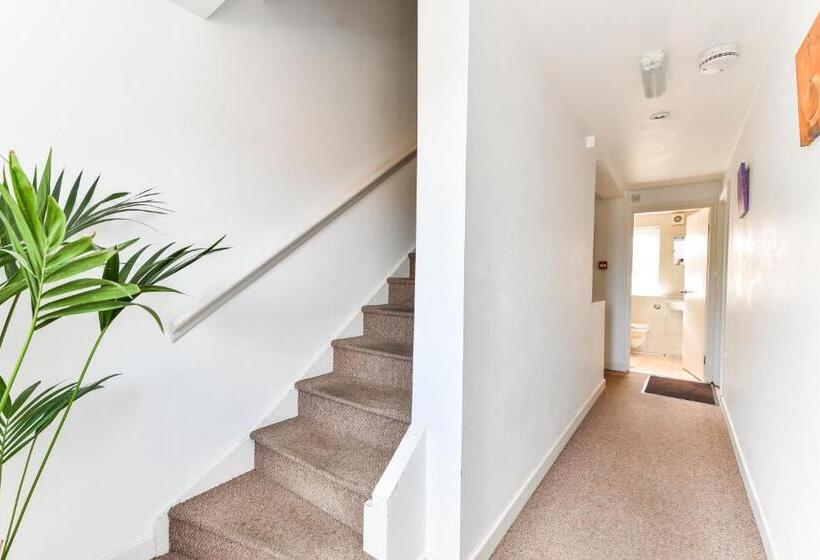Семейный Номер, Thames View House