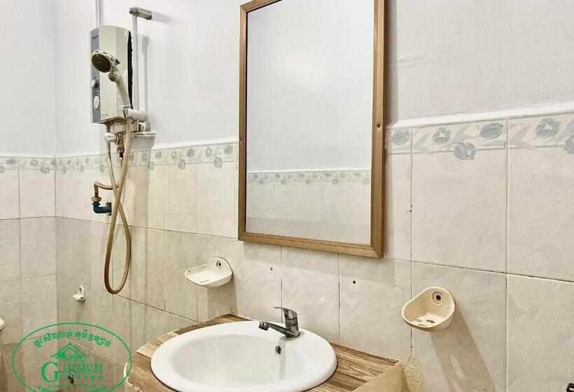 اتاق لوکس, Garden Village Guesthouse & Pool Bar