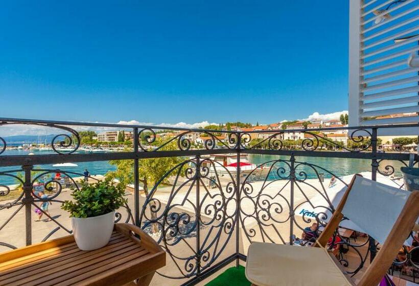 شقة غرفة نوم واحدة مطلة علي البحر مزوَّدة بشُرفة, The House