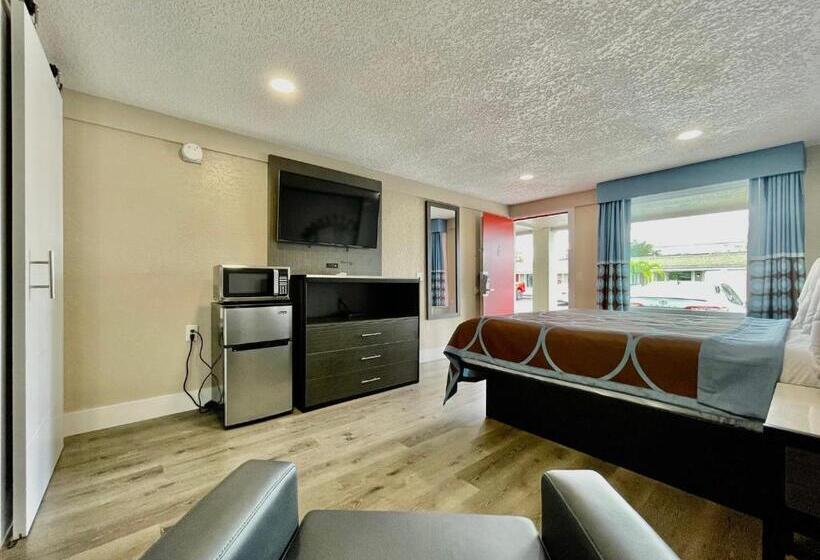 غرفة قياسية سرير كينج لذوى الإحتياجات الخاصة, Super 8 By Wyndham Kissimmee Orlando