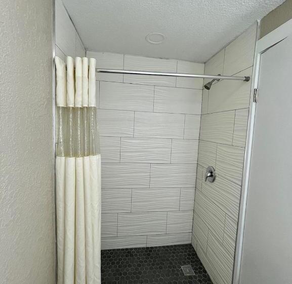キングサイズベッドのデラックススイート, Super 8 By Wyndham Kissimmee Orlando