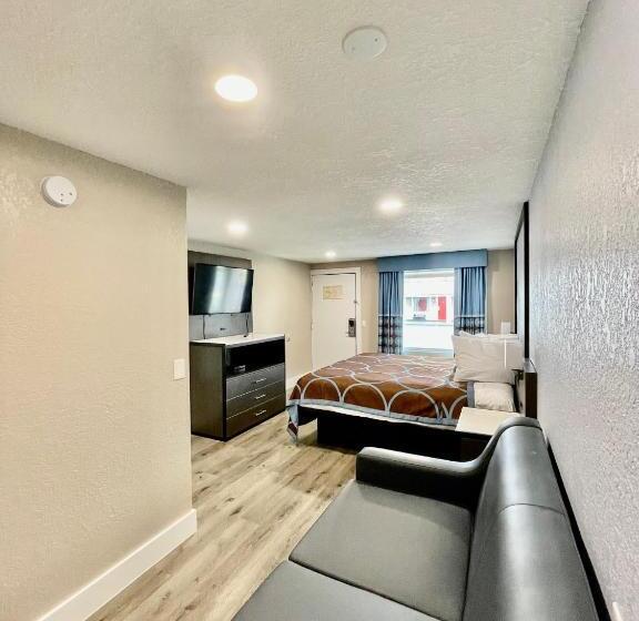 キングサイズベッドのデラックススイート, Super 8 By Wyndham Kissimmee Orlando