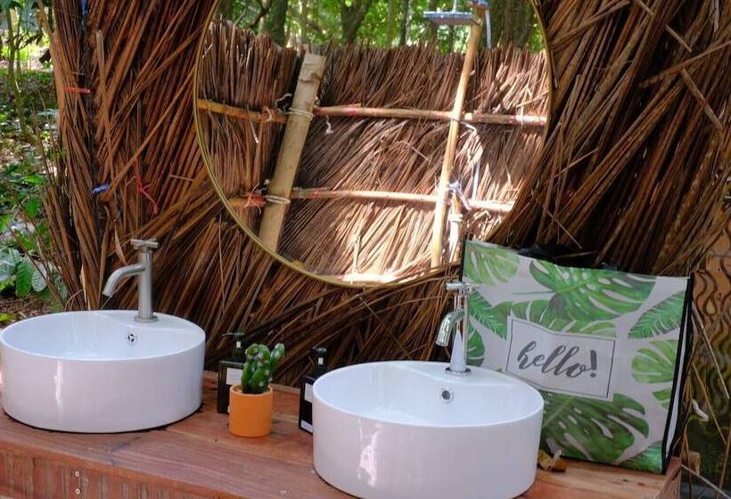 چادر با خدمات رفاهی استاندارد, O Little Tent De Koh Chang