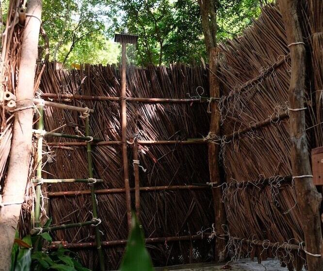 چادر با خدمات رفاهی استاندارد, O Little Tent De Koh Chang