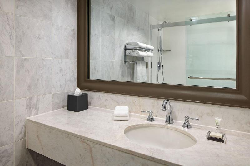 اتاق استاندارد با تخت دو نفره بزرگ, Westfields Marriott Washington Dulles