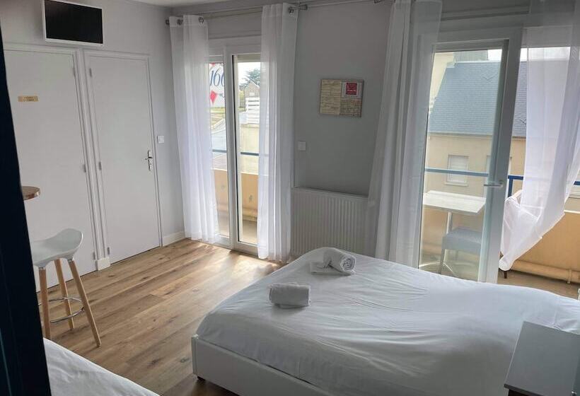 Трехместный Номер Стандарт с Балконом, Hôtel De La Plage