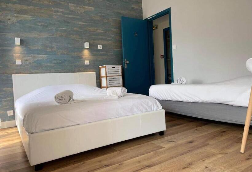 Трехместный Номер Стандарт с Балконом, Hôtel De La Plage