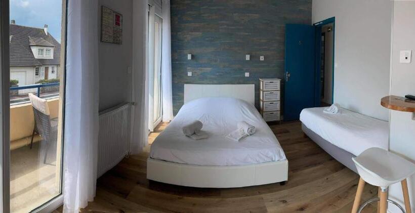Трехместный Номер Стандарт с Балконом, Hôtel De La Plage