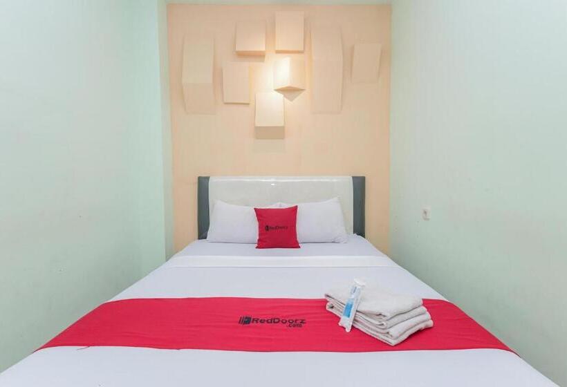 Номер Economy, Reddoorz Near Alun Alun Madiun