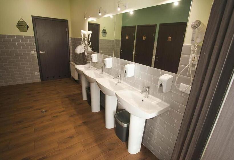 Четырехместный номер эконом класса с общей ванной комнатой, Dream Hostel Khmelnytskyi