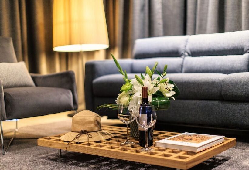 اتاق لوکس با بالکن, Avanti Hotel & Spa