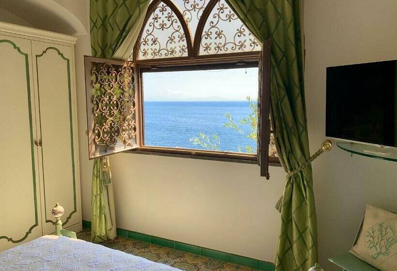 اتاق لوکس با چشم‌انداز دریا, Villa Le Baste