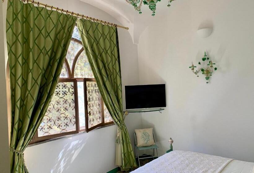اتاق لوکس با چشم‌انداز دریا, Villa Le Baste