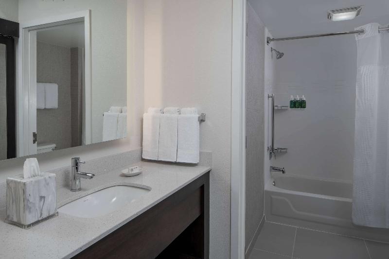 장애인을 위한 스위트, Sonesta Es Suites Fairfax Fair Lakes