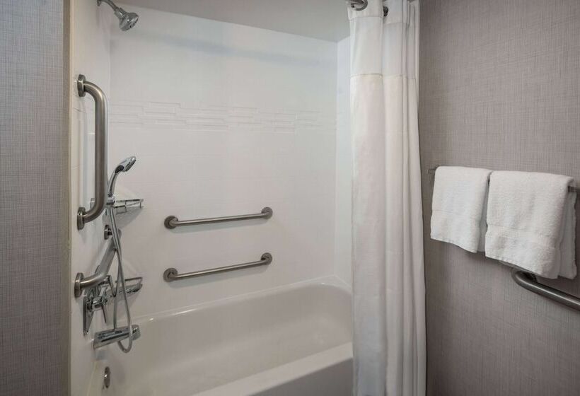 장애인을 위한 스위트, Sonesta Es Suites Fairfax Fair Lakes