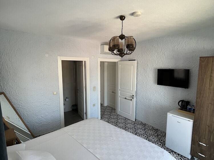 اتاق لوکس با چشم‌انداز, Villa Veria