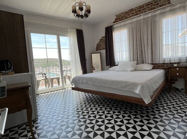 اتاق لوکس با چشم‌انداز, Villa Veria