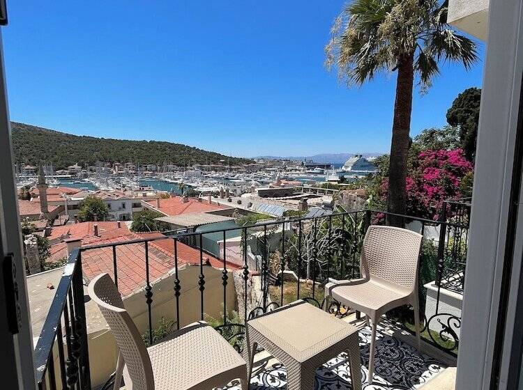اتاق لوکس با چشم‌انداز, Villa Veria