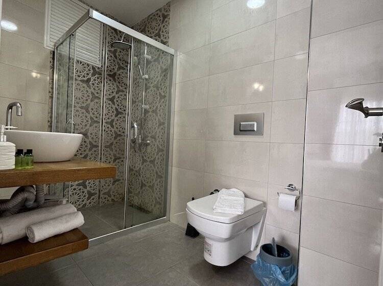 اتاق لوکس با چشم‌انداز, Villa Veria