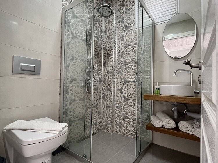 اتاق لوکس با چشم‌انداز, Villa Veria