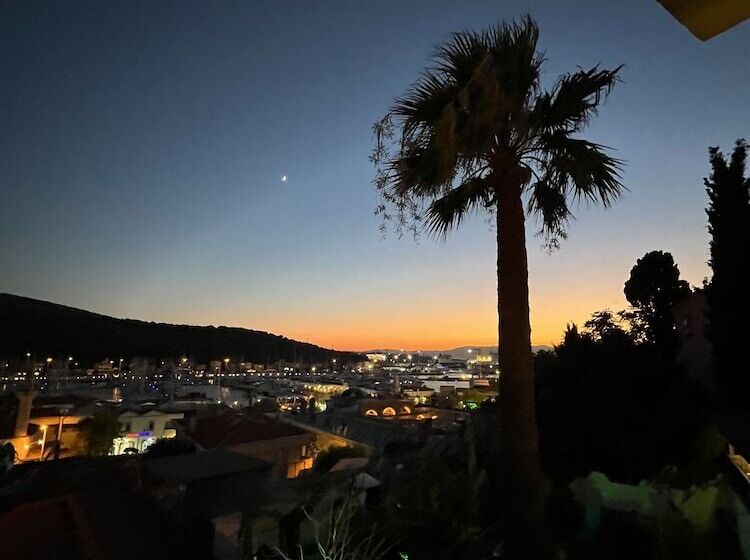 اتاق لوکس با چشم‌انداز, Villa Veria