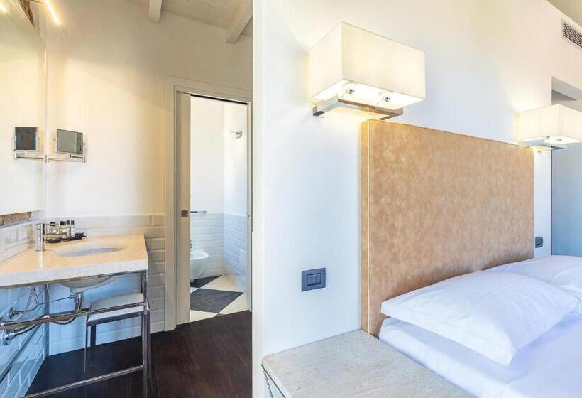 اتاق استاندارد با بالکن و چشم‌انداز دریا, Raphael Hotel Arbatax