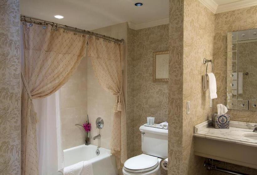 Номер Deluxe Вид на Море Боковой, Saybrook Point Resort & Marina
