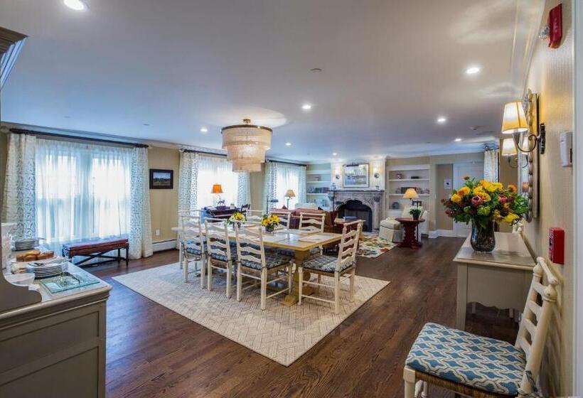 Четырехместный Номер Стандарт с Балконом, Saybrook Point Resort & Marina