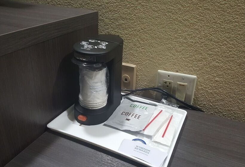 Номер Стандарт 2 Двуспальные Кровати, Days Inn By Wyndham Blue Springs