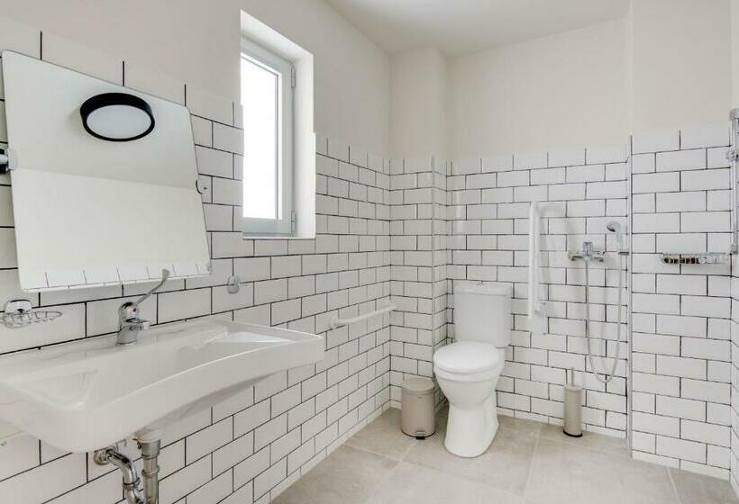 Quarto Basic Banheiro Compartilhado, Selina Athens Theatrou