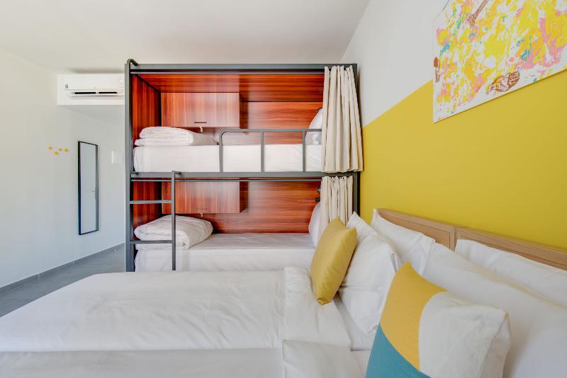 Quarto Familiar, Selina Athens Theatrou
