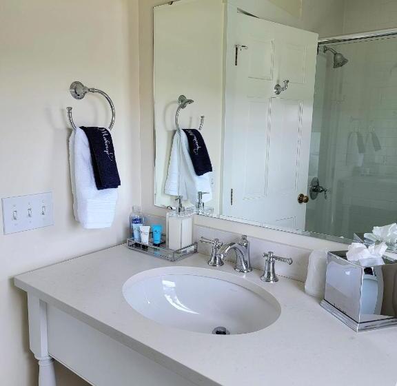 Номер Deluxe Кровать Кинг, East Wind Inn & Suites