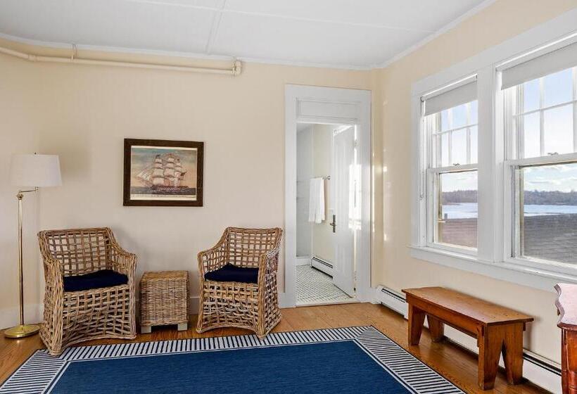 Люкс, East Wind Inn & Suites
