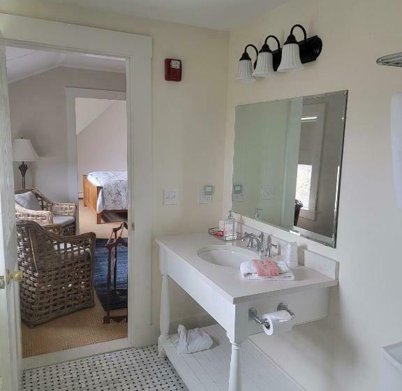 Люкс, East Wind Inn & Suites