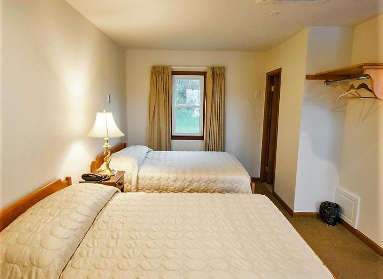스탠다드 룸 더블 침대 2개, Sutton Inn