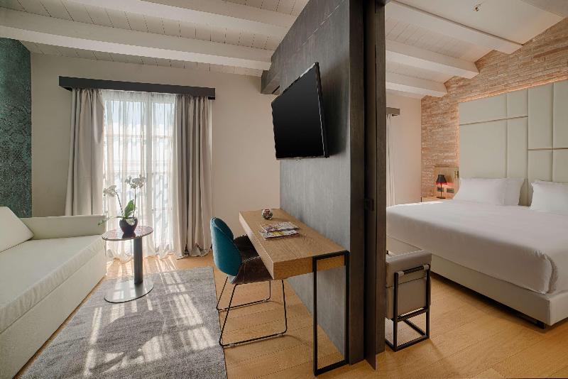 Suite with lake view, NH Collection Murano Villa