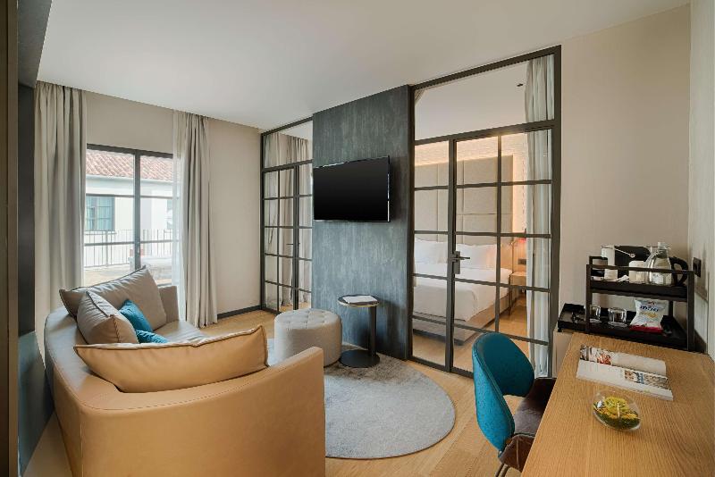 Suite with lake view, NH Collection Murano Villa