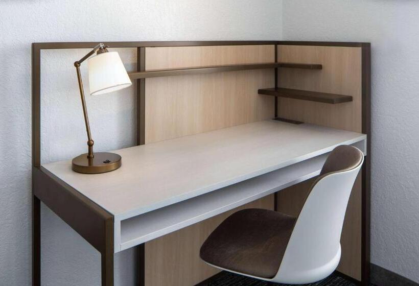 스탠다드 스튜디오, Sonesta Simply Suites Falls Church