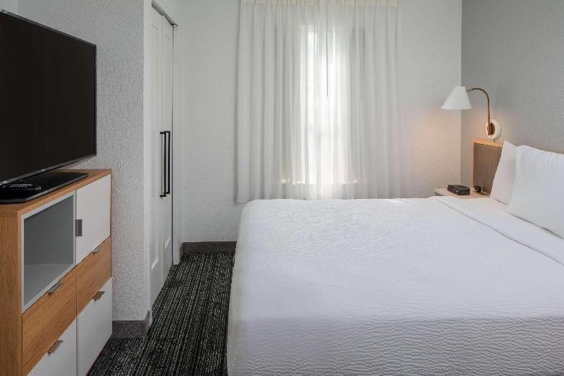 스위트, Sonesta Simply Suites Falls Church