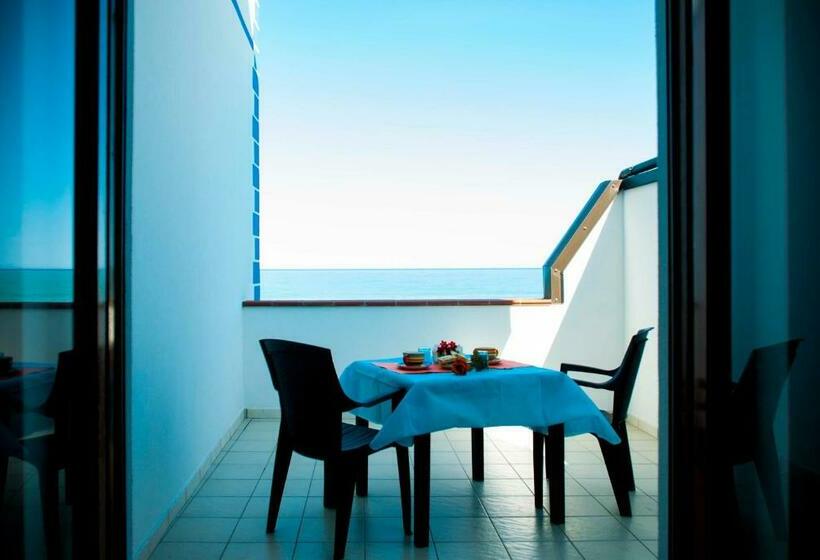 اتاق استاندارد با تراس و چشم‌انداز دریا, In Riva Al Mare B&b