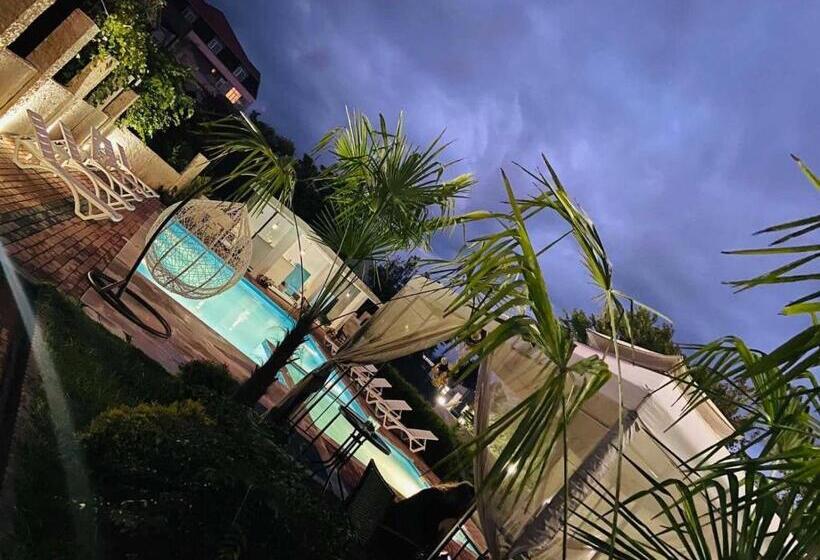 اتاق استاندارد با بالکن و چشم‌انداز دریا, New House Kobuleti