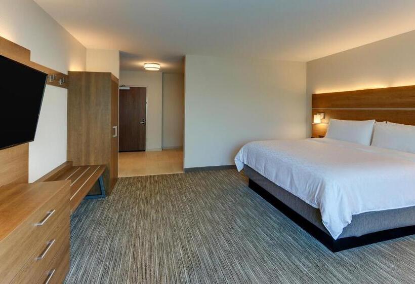 带大床的套房, Holiday Inn Express & Suites   Roanoke – Civic Center