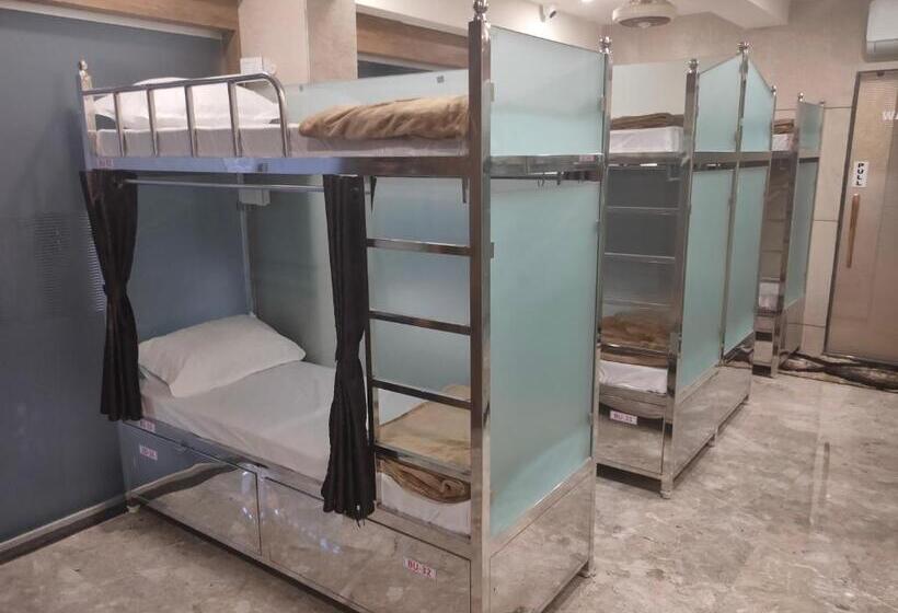공용 욕실 구비 공동 객실 내의 침대, Diamond Ac Dormitory And Guest House